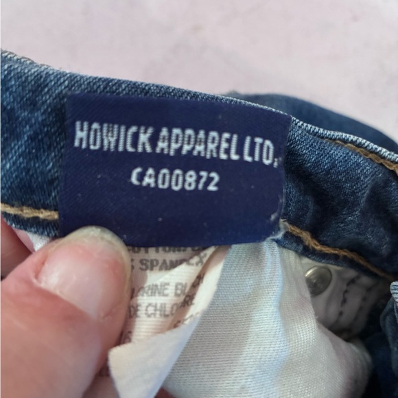 Stylish Blue Flare Jeans with Black Accents - Picture 13 of 14